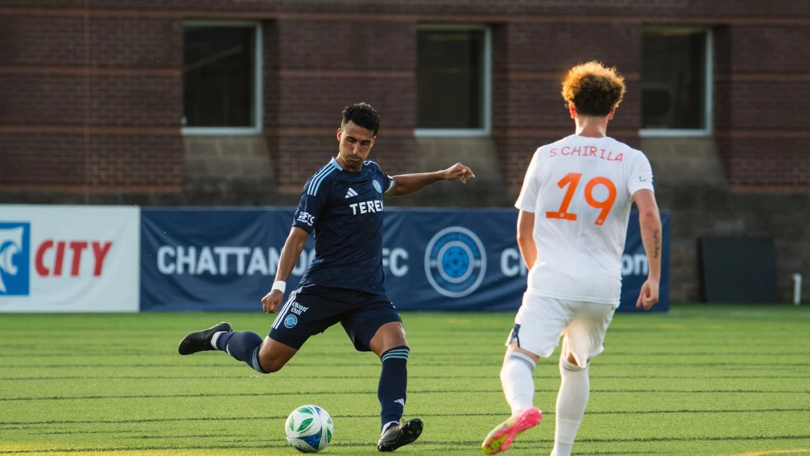 Jugador de FC Cincinnati II disparando a puerta