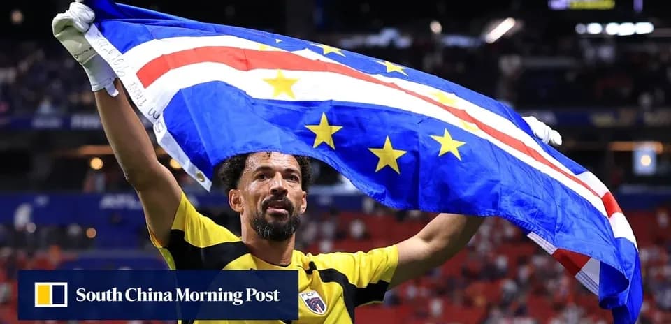 Jugador levantando la bandera de Cabo Verde