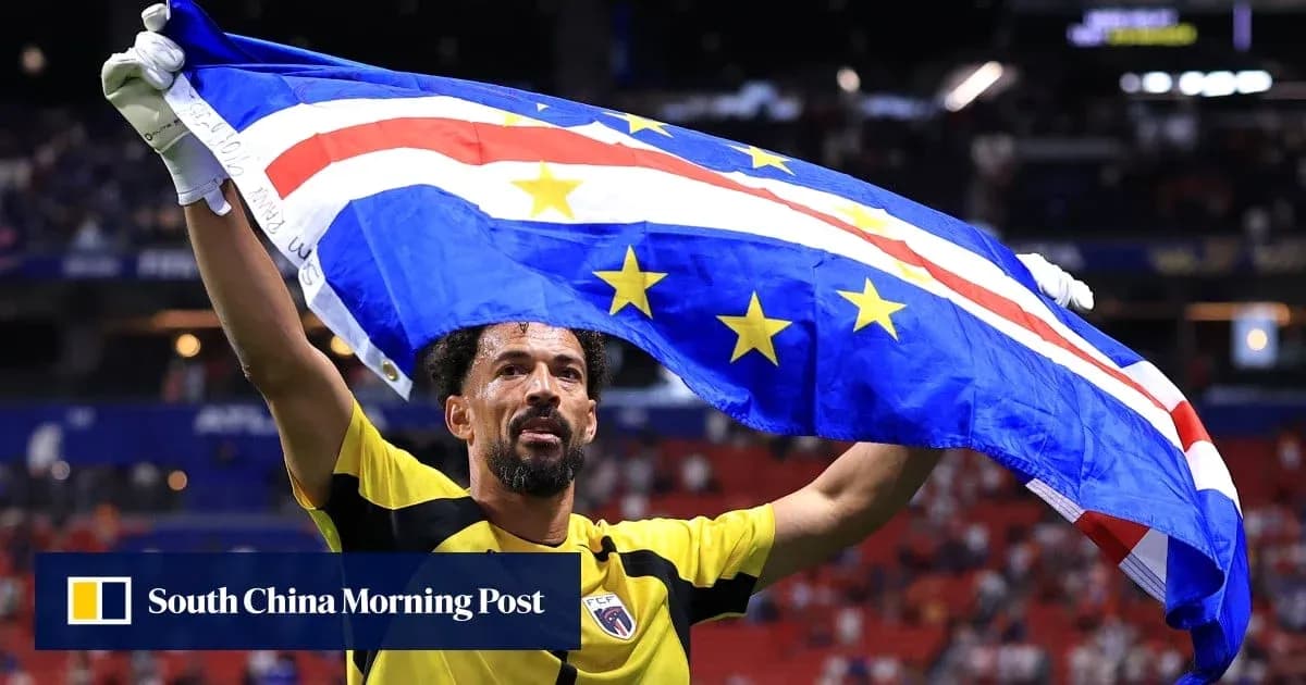 Jugador levantando la bandera de Cabo Verde
