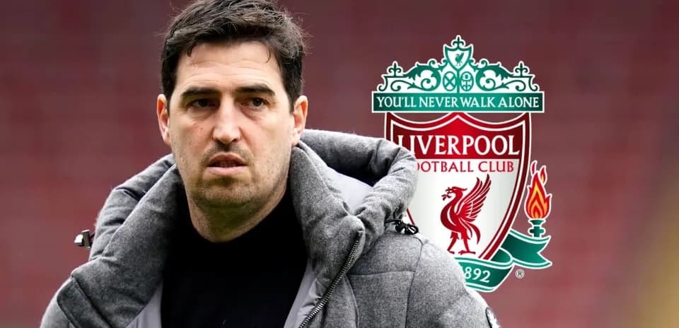 Entrenador de Liverpool frente al logo del club