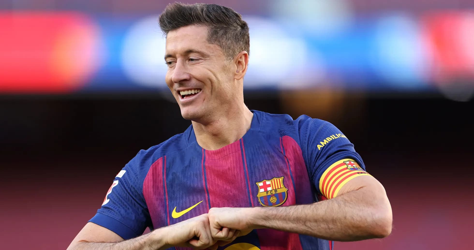Jugador de Barcelona sonriendo en el campo