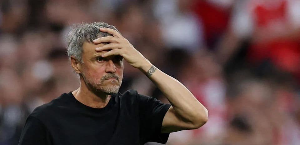 Entrenador preocupado en el banquillo durante el partido