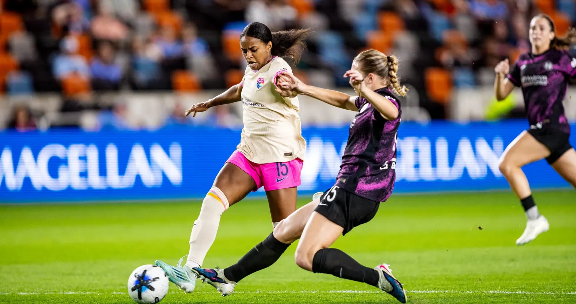 Jugadora de Houston Dash driblando a defensora