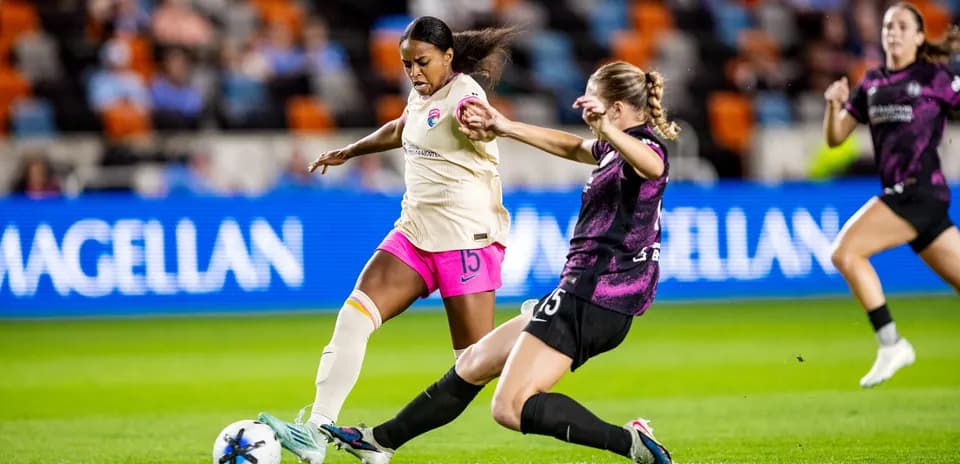 Jugadora de Houston Dash driblando a defensora