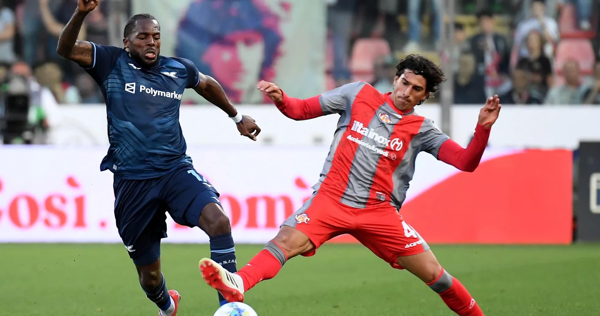 Jugadores de Cremonese y Lazio en acción