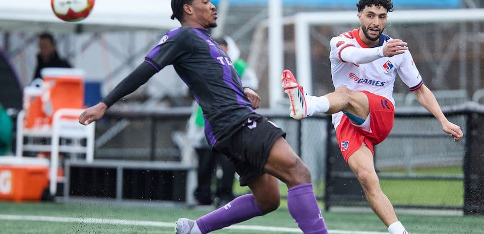 Jugador de Pacific FC golpeando el balón
