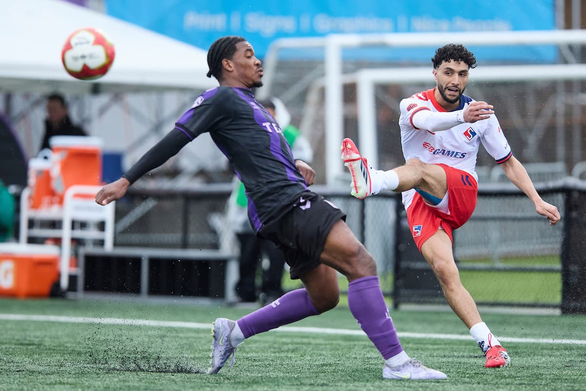 Jugador de Pacific FC golpeando el balón