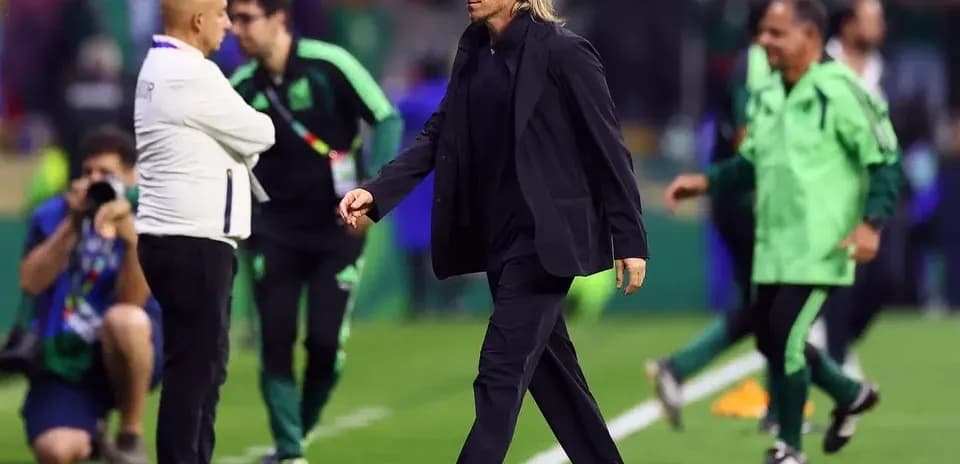 Entrenador caminando por la cancha tras el partido