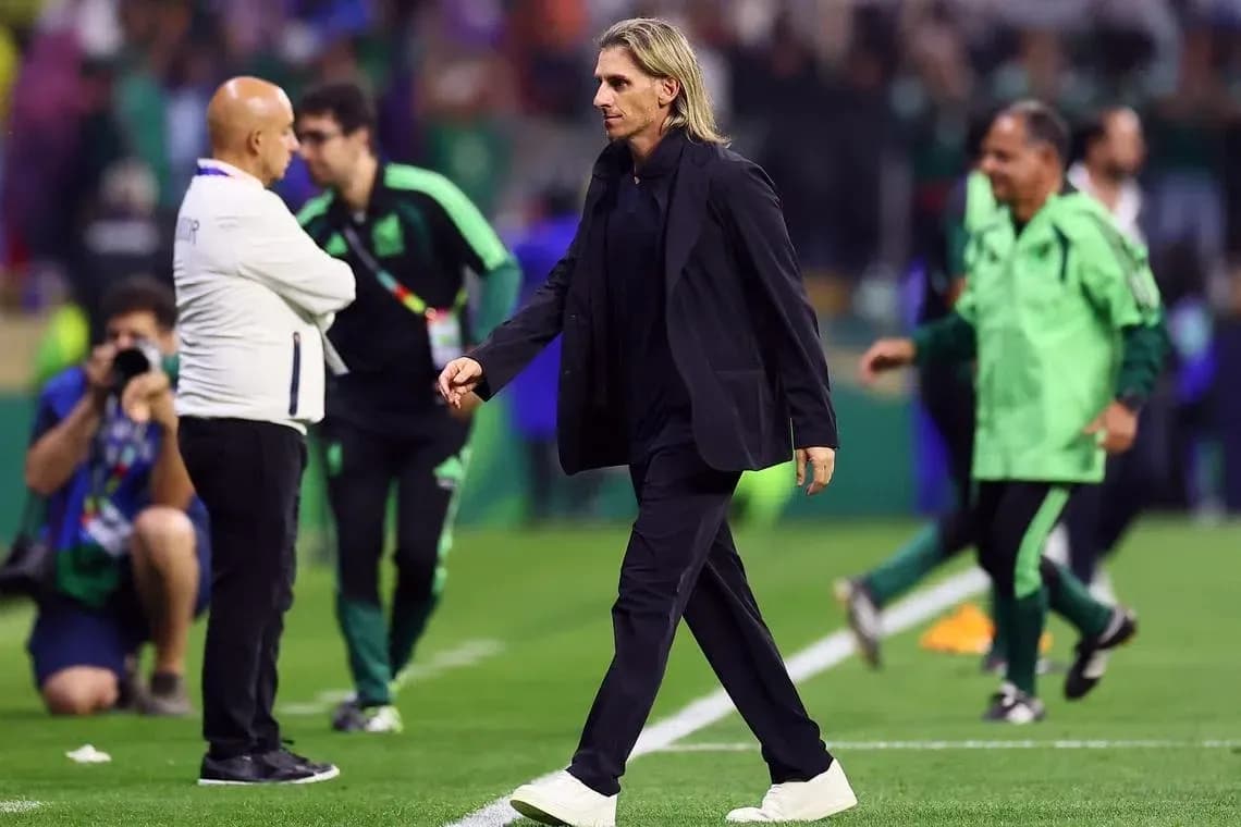 Entrenador caminando por la cancha tras el partido