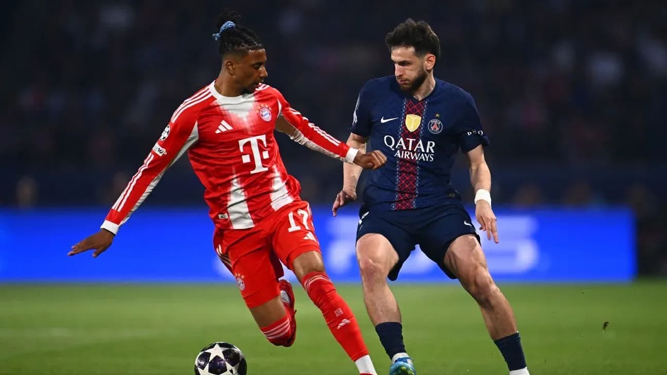 Jugadores de Bayern y PSG compitiendo por el balón
