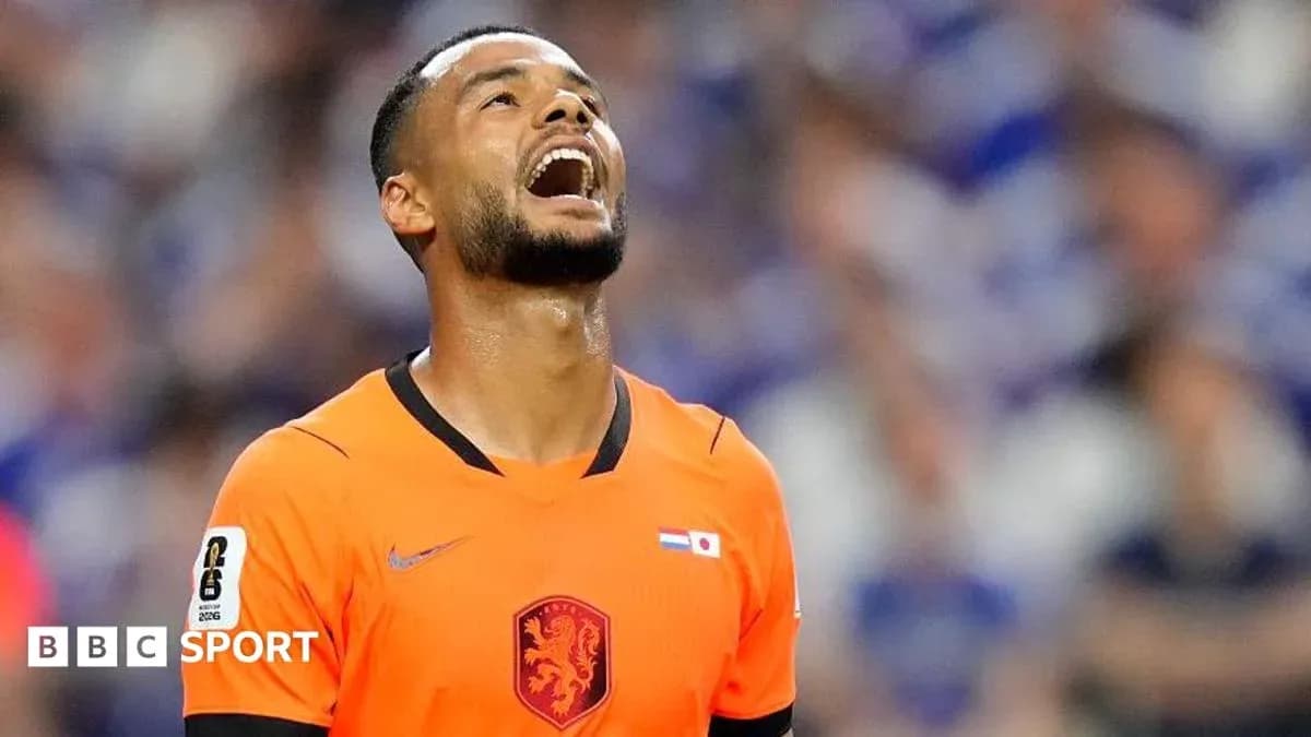 Jugador con camiseta naranja mirando hacia arriba