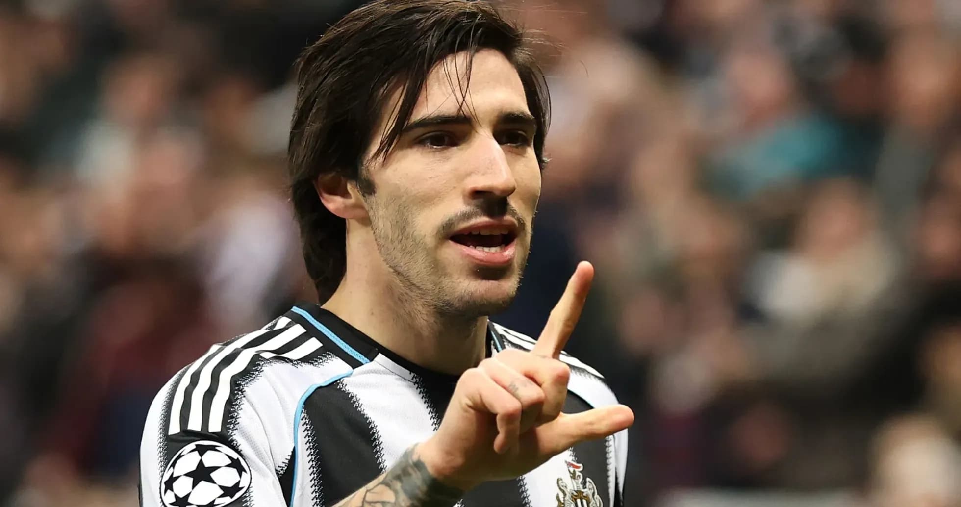 Jugador de Newcastle celebrando con gesto durante el partido