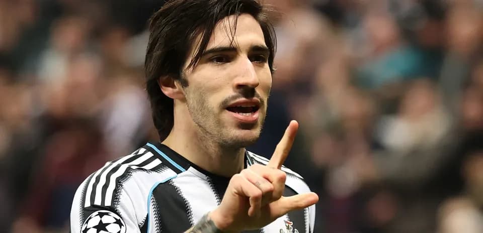 Jugador de Newcastle celebrando con gesto durante el partido