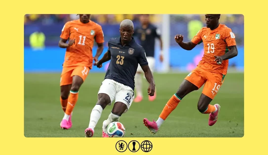 Jugador ecuatoriano driblando entre dos rivales marfileños