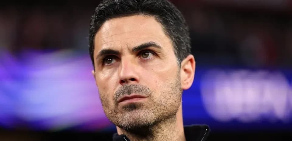 Entrenador observando el partido desde la banda