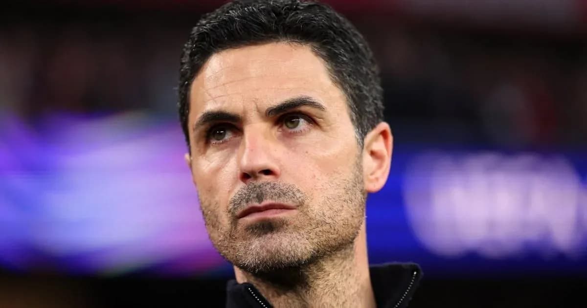 Entrenador observando el partido desde la banda