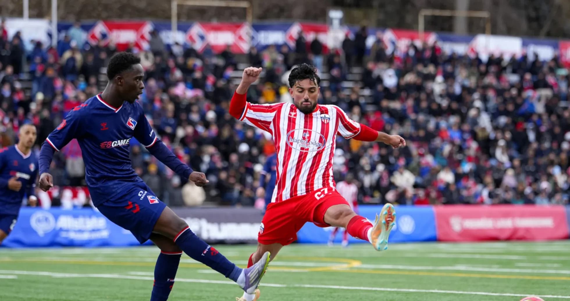 Jugador de Atlético Ottawa en acción contra Supra