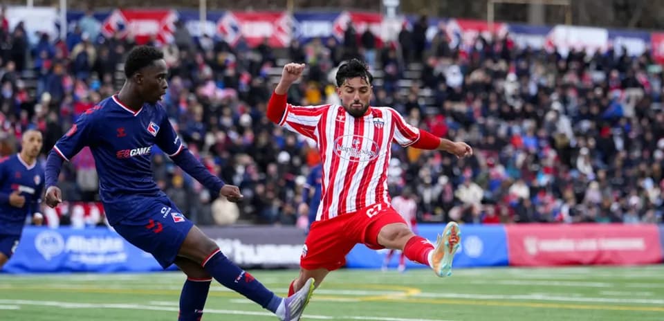 Jugador de Atlético Ottawa en acción contra Supra