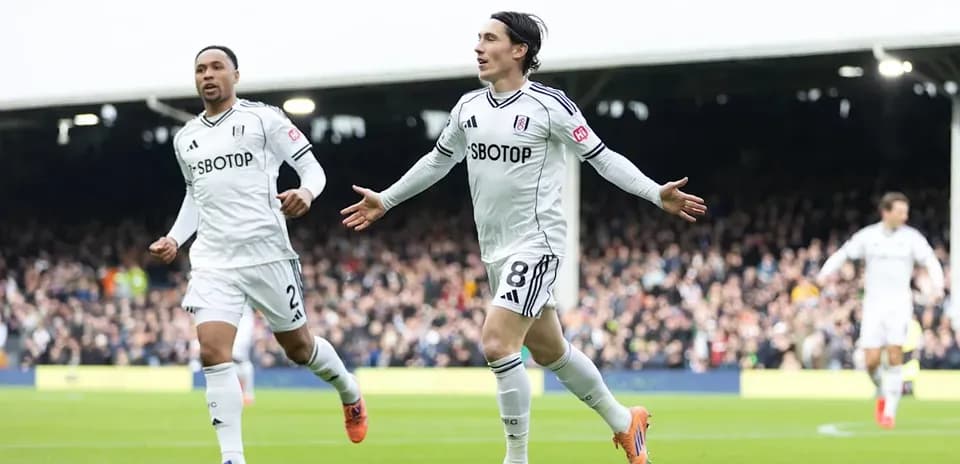 Jugadores de Fulham celebrando un gol en el campo