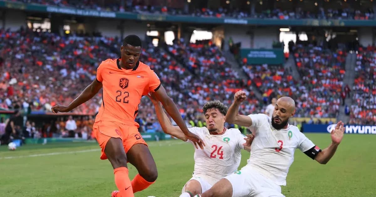 Jugador de Países Bajos esquivando a dos rivales
