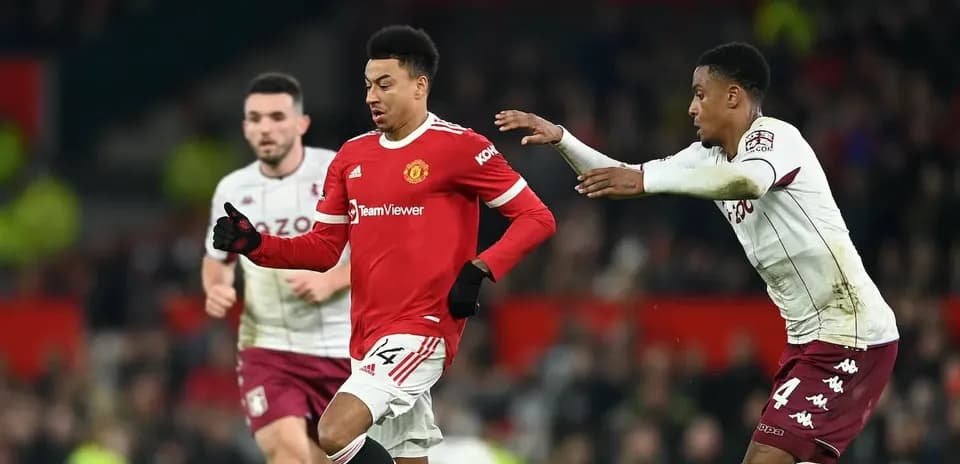 Jugadores de Manchester United y Aston Villa en acción
