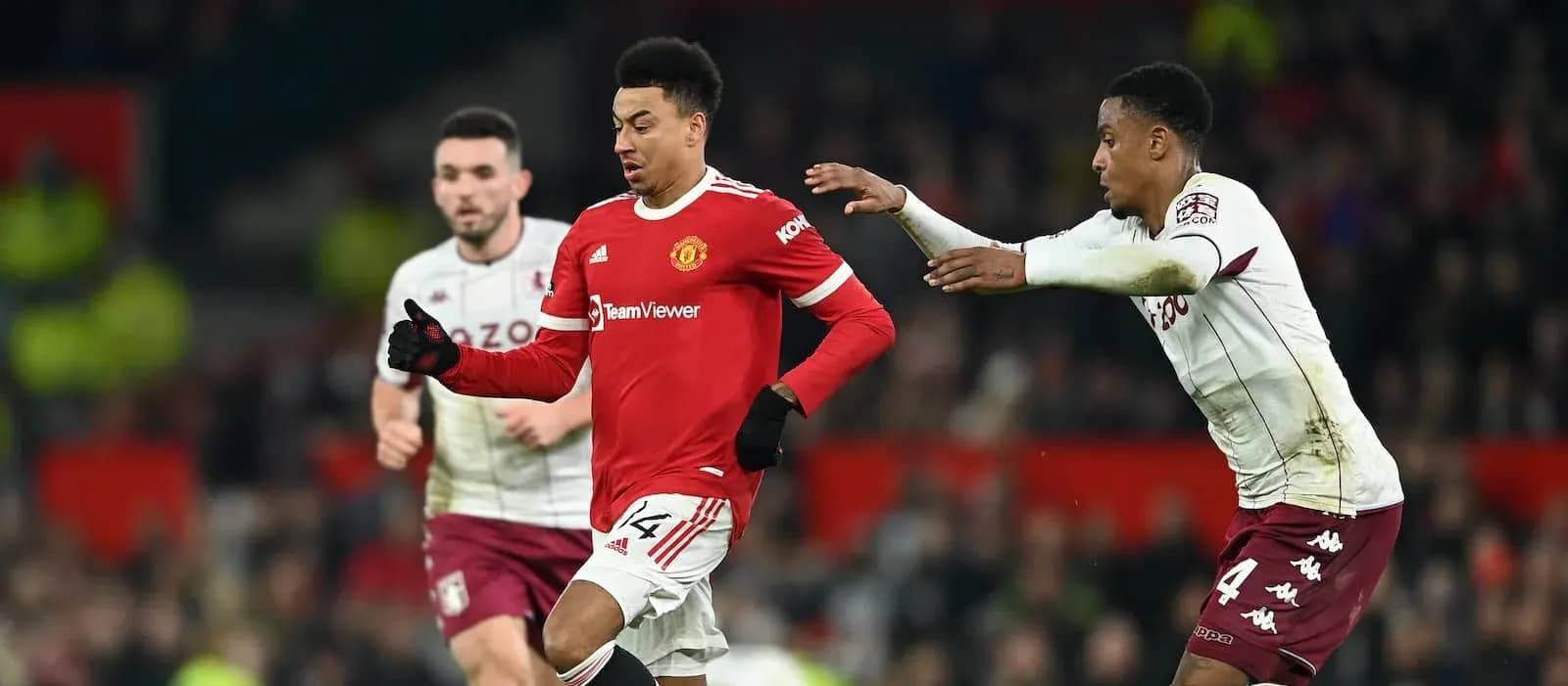 Jugadores de Manchester United y Aston Villa en acción