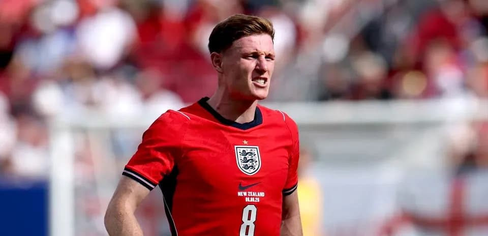 Jugador de Inglaterra con camiseta roja en el campo