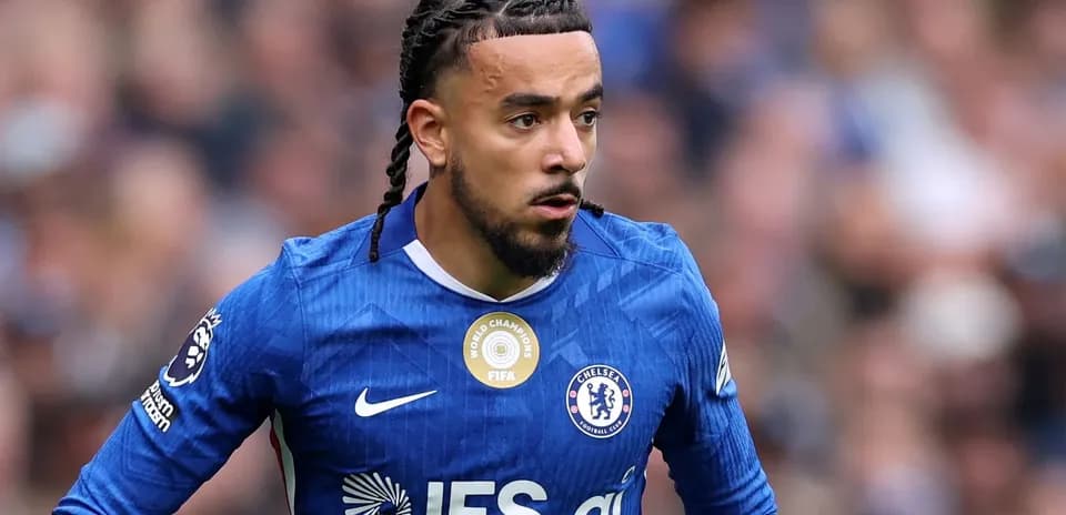 Jugador de Chelsea corriendo en el campo de juego