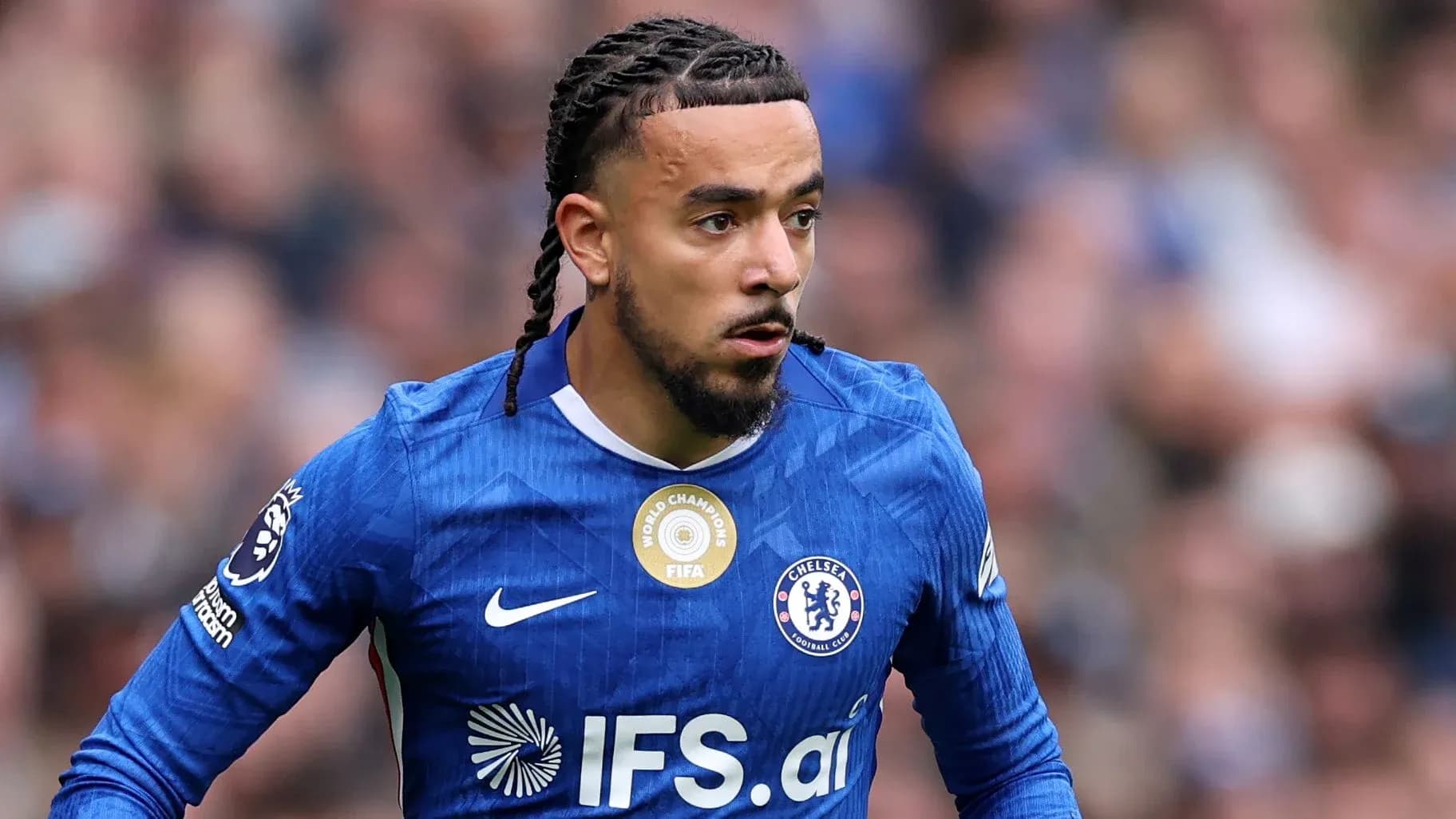 Jugador de Chelsea corriendo en el campo de juego