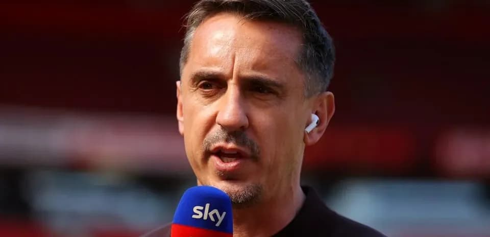 Analista hablando en micrófono de Sky Sports