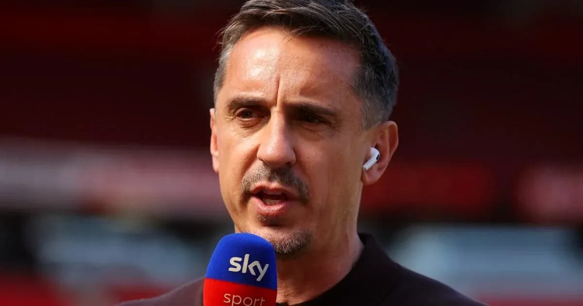 Analista hablando en micrófono de Sky Sports