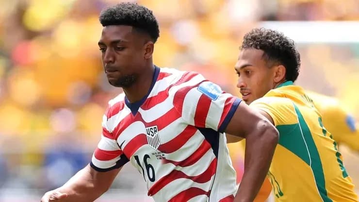 Jugador estadounidense driblando mientras es marcado