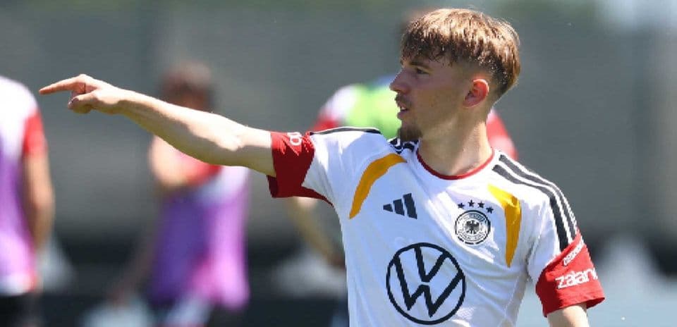 Jugador alemán señalando durante sesión de entrenamiento