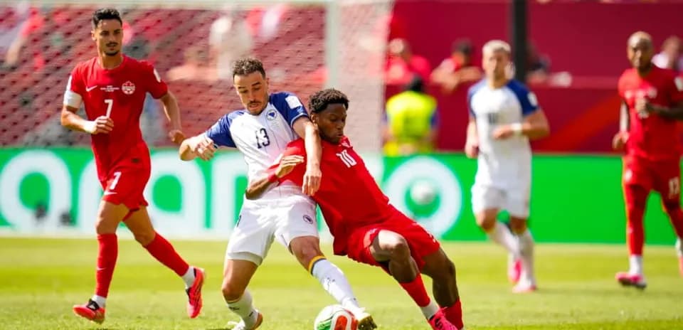 Jugador de Canadá lucha por el balón contra Bosnia