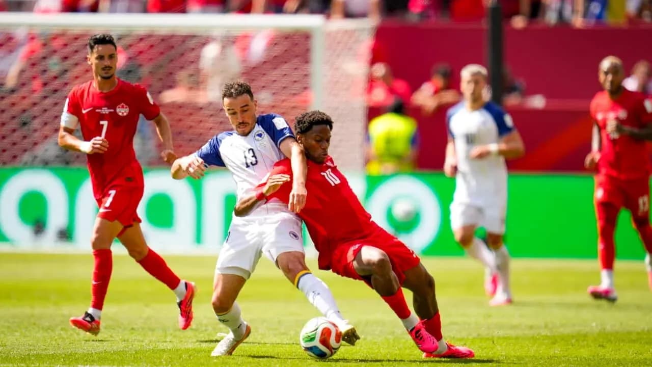 Jugador de Canadá lucha por el balón contra Bosnia