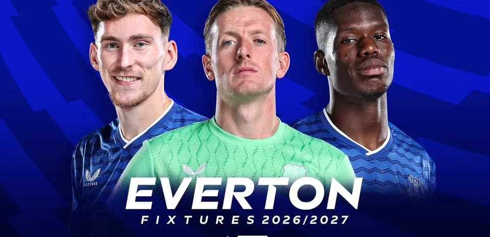 Tres jugadores de Everton con uniforme azul y verde