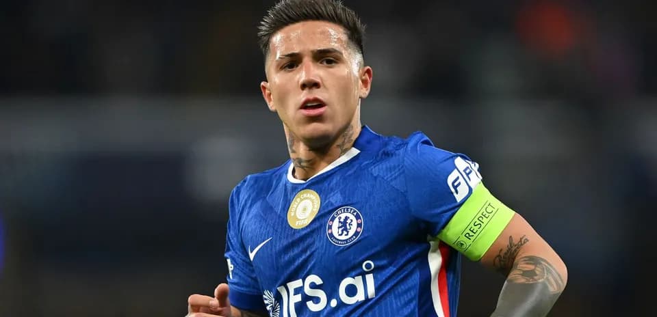 Jugador de Chelsea con cinta de capitán en partido