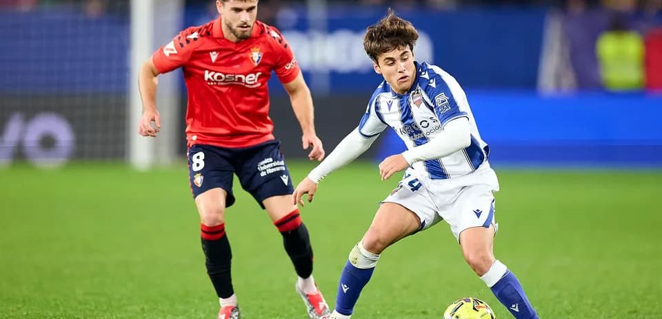 Jugador de Levante driblando a un jugador de Osasuna