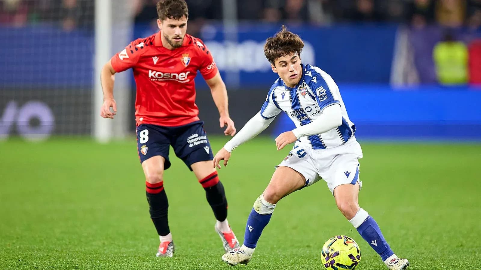 Jugador de Levante driblando a un jugador de Osasuna