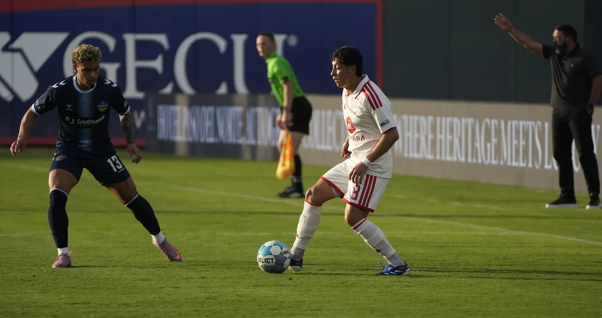 Jugador de El Paso Locomotive driblando a rival