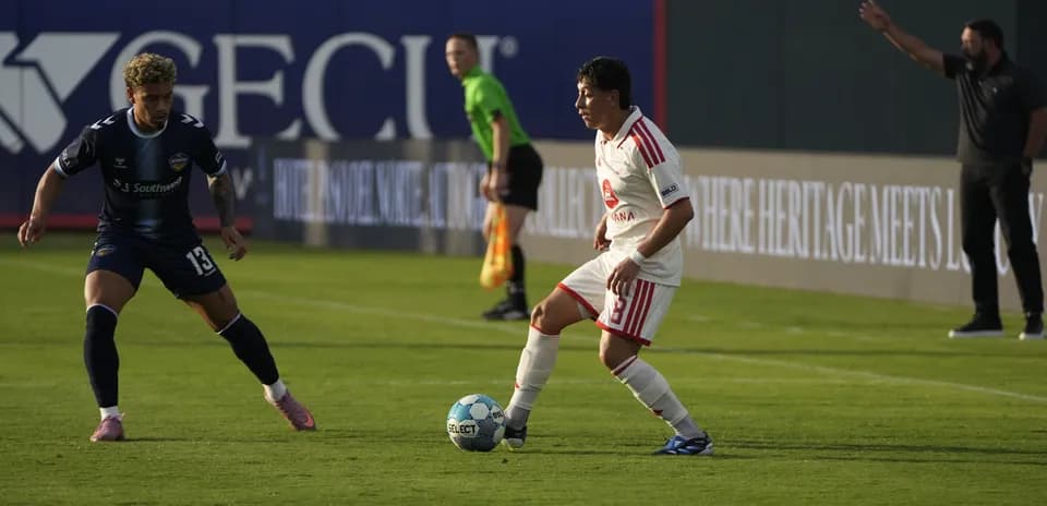 Jugador de El Paso Locomotive driblando a rival