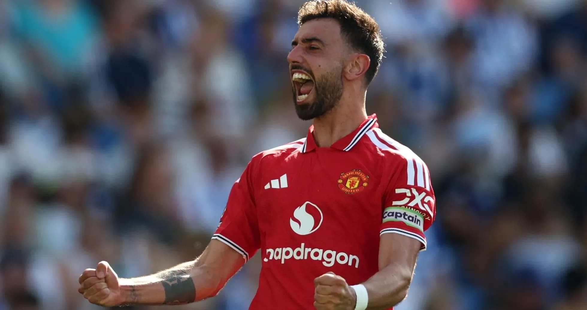 Jugador de Manchester United celebrando con puños cerrados