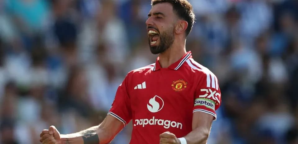 Jugador de Manchester United celebrando con puños cerrados