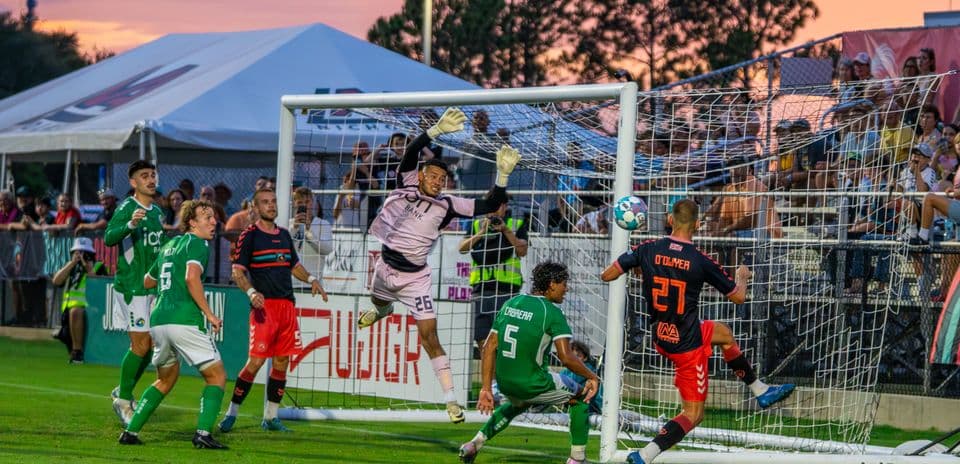 Acción en el partido de fútbol entre Naples y Sarasota