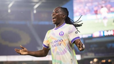 Jugadora celebrando en el estadio durante partido
