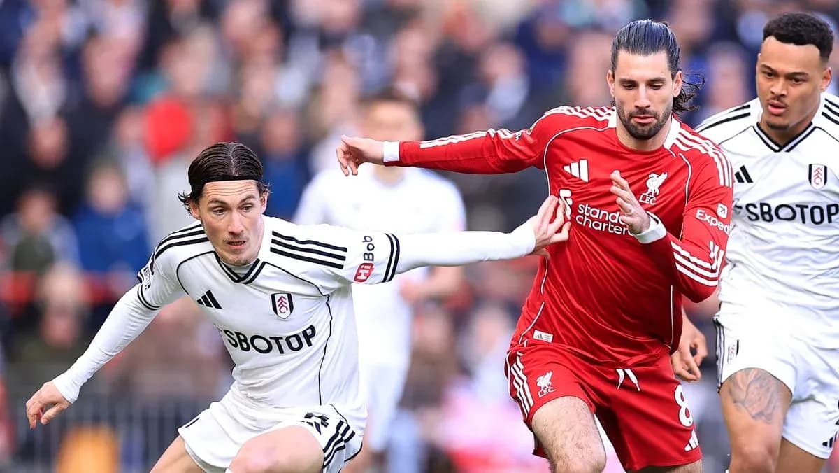 Jugadores de Fulham y Liverpool compiten por el balón