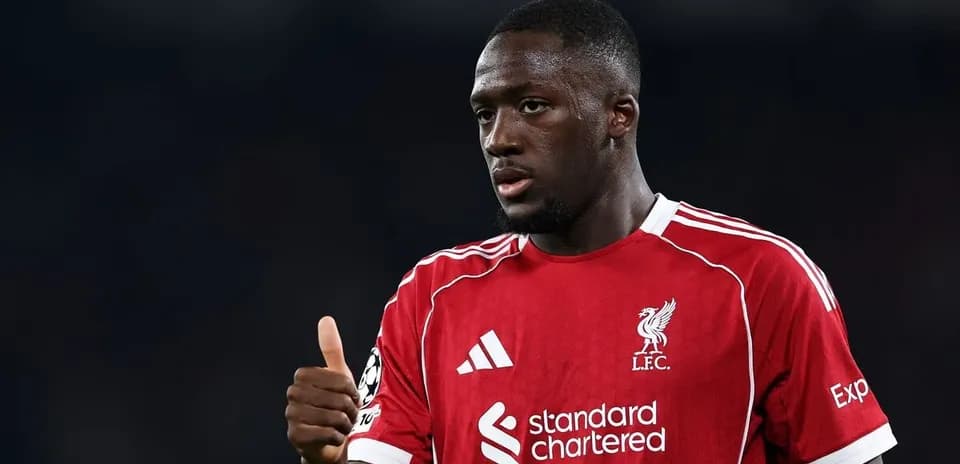 Jugador de Liverpool haciendo gesto de aprobación en el campo