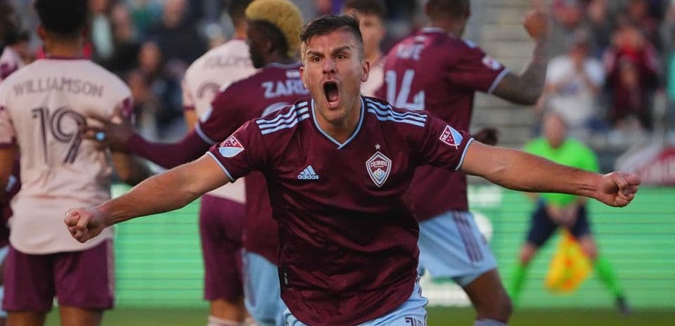 Jugador de Colorado Rapids II celebra un gol