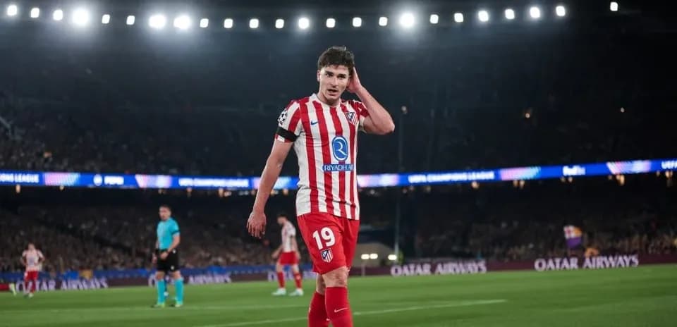 Jugador de Atlético de Madrid en el campo durante partido
