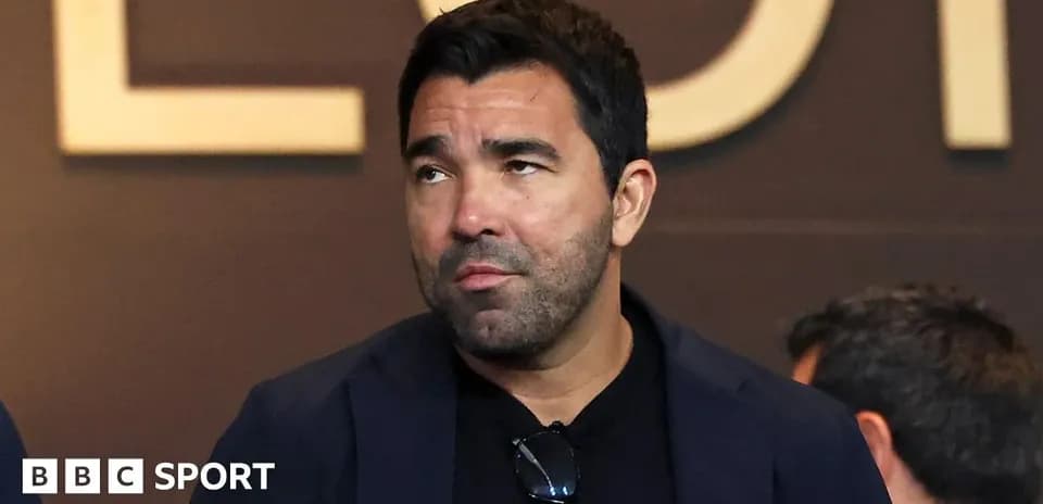 Hombre observando en un evento deportivo